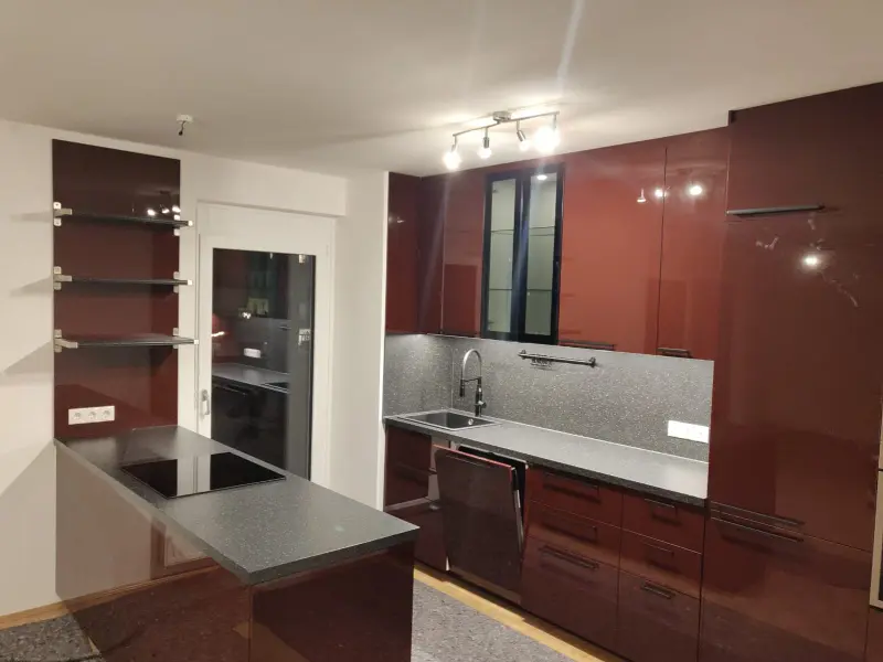 Bordo sjajna kuhinja s granitnom radnom pločom i kuhinjskim otokom - kuhinje po mjeri Hrvatska