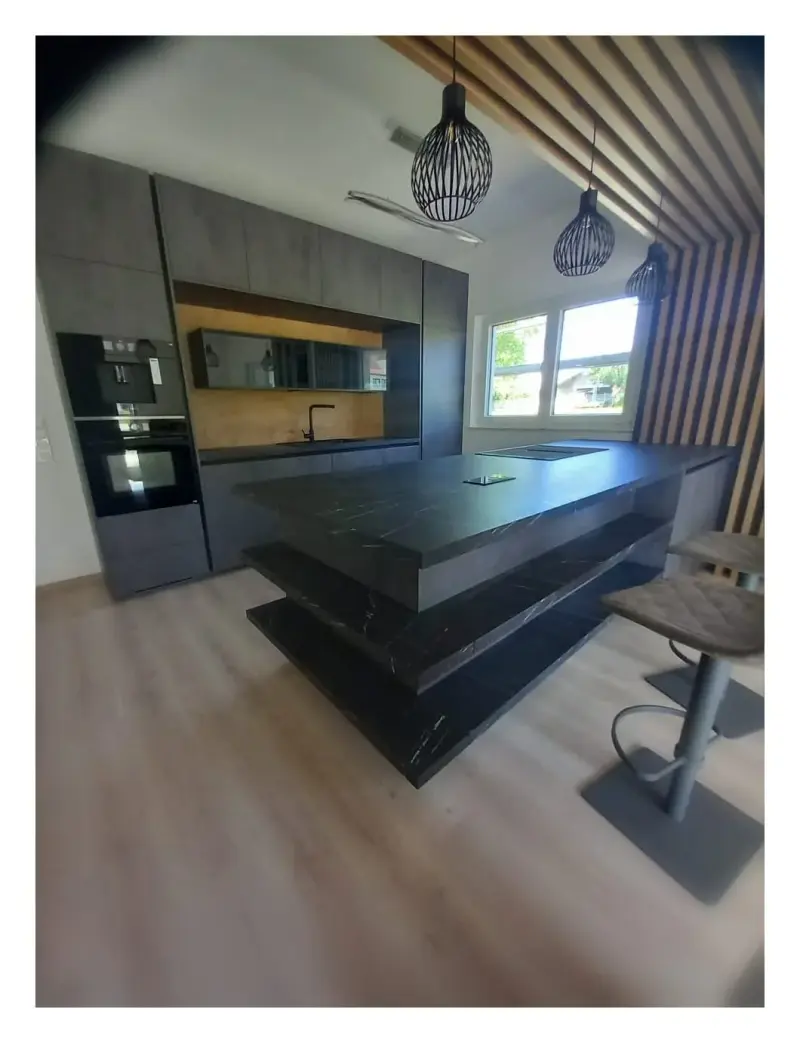 Moderna siva kuhinja s velikim crnim otokom i drvenim lamelama na stropu - kuhinje po mjeri