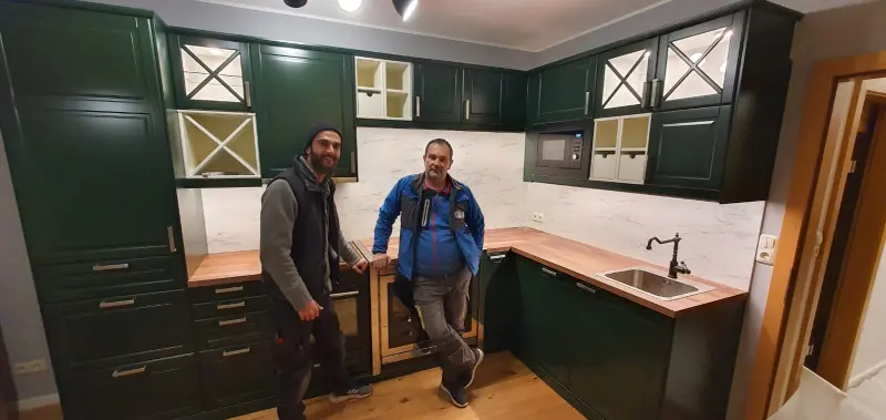 Zelena rustikalna kuhinja s drvenom radnom pločom i mramornom pozadinom - montaža kuhinja