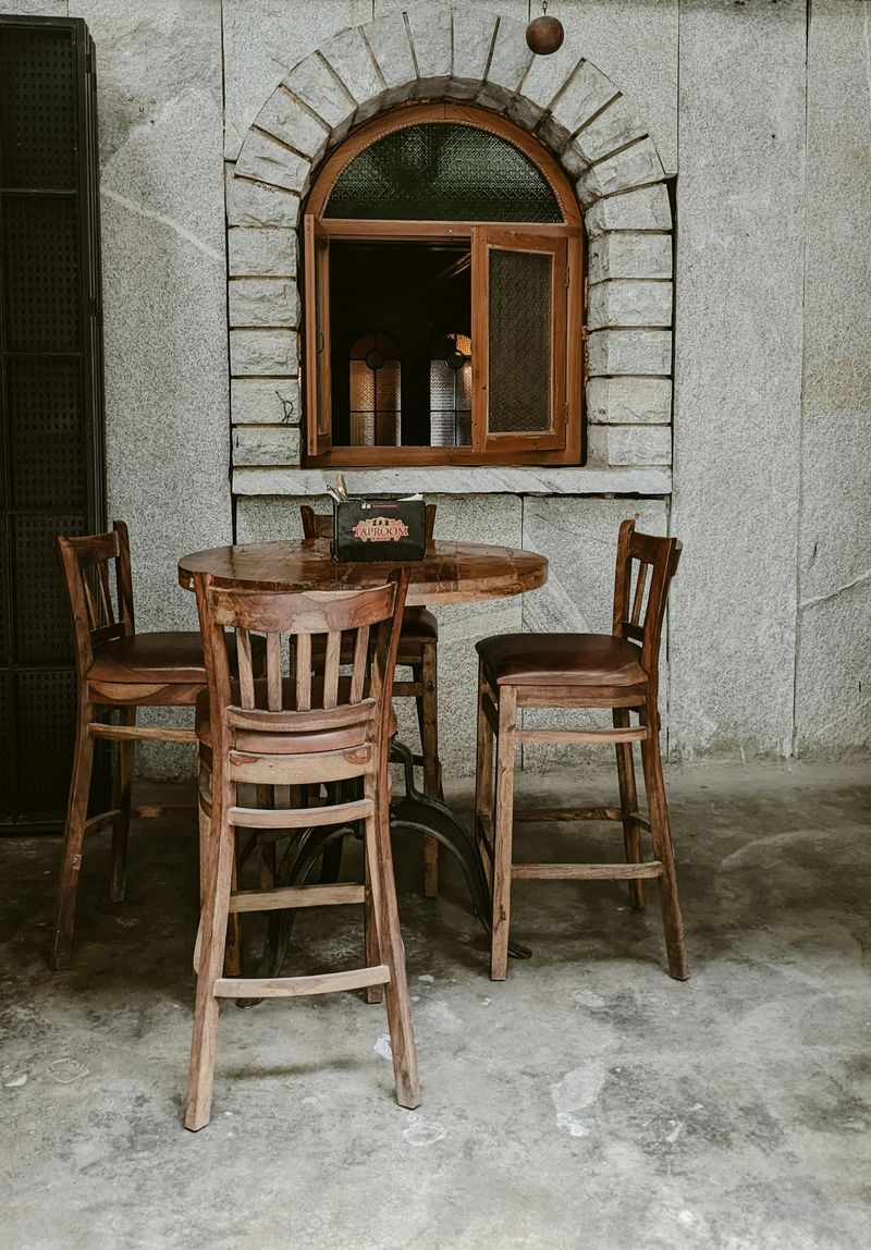 Elegantni stolić po mjeri od masivnog drva - stolar Zadar